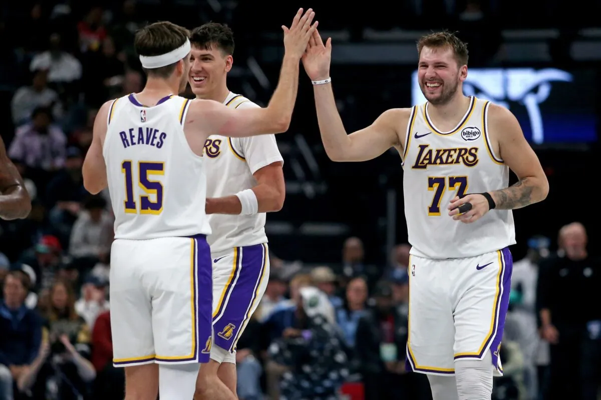 Doncic e Reaves si danno il 5 durante una gara dei Lakers