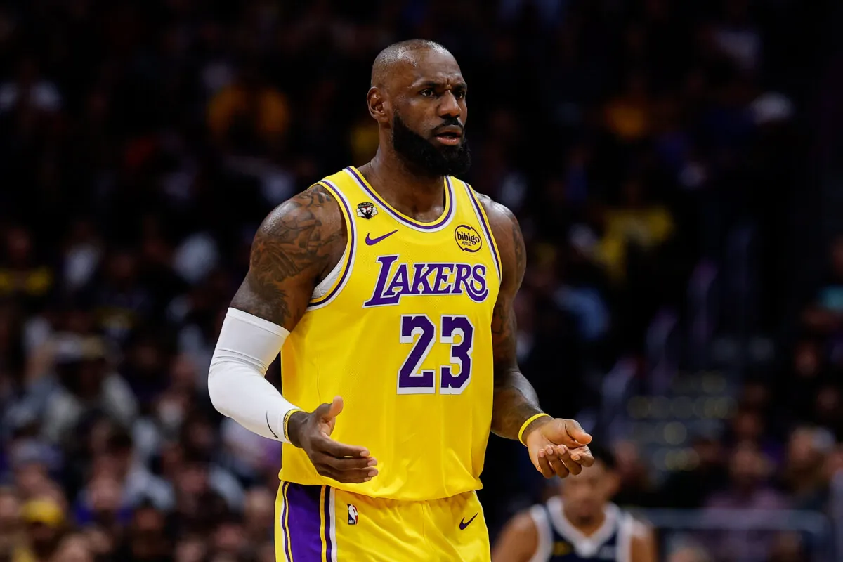 LeBron James con la maglia dei Lakers