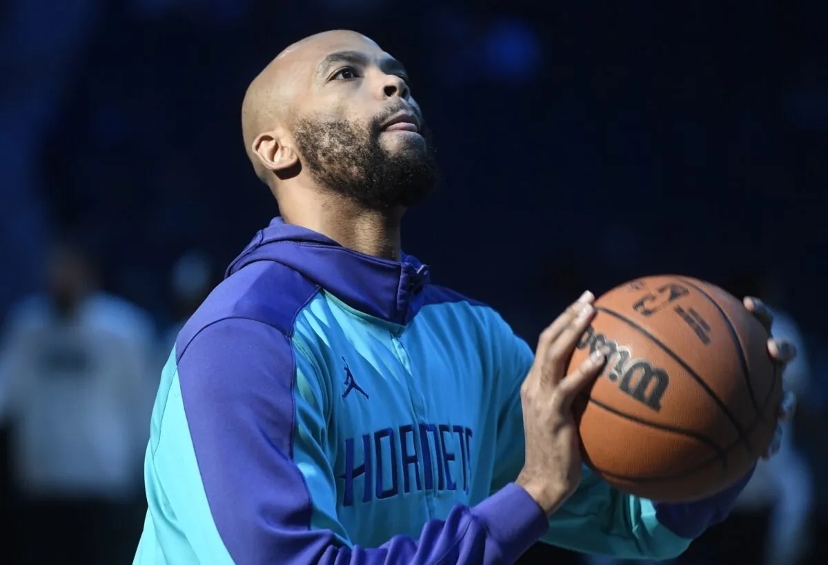 Taj Gibson in un pregara con gli Hornets