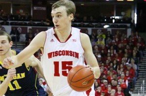 Sam Dekker, de Wisconsin, aparece com candidato ao t&iacute;tulo de MVP da temporada (Foto: AP)