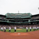 O Boston Red Sox saiu derrotado pelo Los Angeles Angels nesta segunda-feira, a partida contou com homenagens aos 10 anos dos ataques na maratona de Boston e aos campeões de 2013