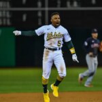 Tony Kemp comemora a rebatida da vitória do Oakland Athletics contra o Cleveland Guardians