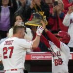 Mike Trout recebe o Kabuto (capacete samurai) após bater o HR contra os Red Sox