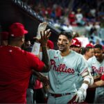 Nick Castellanos comemorando o HR da virada com José Alvarado no jogo entr o Philadelphia Phillies e o Miami Marlins