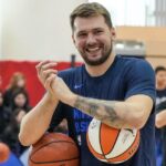 Luka Doncic com os Mavericks para os NBA Abu Dhabi Games de 2023