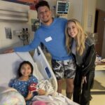 Patrick e Brittany Mahomes visitam feridos do tiroteio do desfile do Super Bowl.