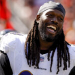 Jadeveon Clowney assina com o Carolina Panthers
