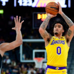 Hood-Schifino passa por cirurgia nas costas, e desfalcará Lakers por tempo indeterminado