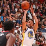 Klay Thompson brilha, Warriors batem Heat e respiram na NBA