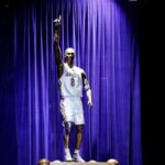 Estatua de Kobe Bryant tem erro de escrita na base.