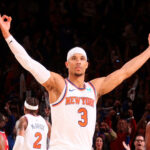 Josh Hart brilha no último quarto, e New York Knicks abrem série com vitória