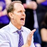 Mike Hopkins em jogo pelo Washington Huskies (Foto: X/Washington Huskies)