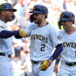 Brian Turang rebate grand slam e Brewers amassam Cubs