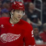 Moritz Seider renova com os Red Wings.