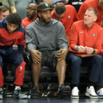 Kawhi Leonard perderá o restante da pré-temporada com uma inflamação no joelho direito.