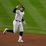 Aaron Judge comemorando seu HR contra o Cleveland Guardians no jogo 2 da ALCS que teve a vitória do New York Yankees