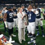 Onde Assistir Chiefs Cowboys NFL Dallas Cowboys linebacker Micah Parsons (11) stands with Madden Thanksgiving MVP trophy after defeating the New York Giants at AT&T Stadium.
