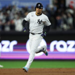 NEW YORK, NEW YORK - OCTOBER 14: (Oferta de qualificação) Juan Soto #22 of the New York Yankees rounds the bases after hitting a home run during the 3rd inning of Game One of the American League Championship Series against the Cleveland Guardians at Yankee Stadium on October 14, 2024 in New York City. (Photo by Patrick Smith/Getty Images)