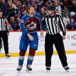 Matt Stienburg é conduzido para o penalty box após charging