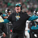 Nov 3, 2024; Philadelphia, Pennsylvania, USA; Jacksonville Jaguars head c coach (técnicos) Doug Pederson argues a call during the third quarter against the Philadelphia Eagles at Lincoln Financial Field. Mandatory Credit: Eric Hartline-Imagn Images