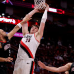 Clingan contra o Houston Rockets