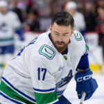 Filip Hronek estará fora de ação pelos Canucks por pelo menos 8 semanas.