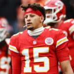 NFL MVP 2025 Disputa Patrick Mahomes - Dec 15, 2024; Cleveland, Ohio, USA; Kansas City Chiefs quarterback Patrick Mahomes (15) warms up before the game between the Cleveland Browns and the Chiefs at Huntington Bank Field.