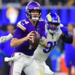 (Foto: Gary A. Vasquez-Imagn ImageOct 24, 2024; Inglewood, California, USA; Minnesota Vikings quarterback Sam Darnold (14) runs the ball ahead of Los Angeles Rams defensive tackle Kobie Turner (91) during the second half at SoFi Stadium. s)