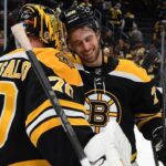 Joonas Korpisalo comemorando shutout de 2 a 0 do Boston Bruins em cima do Ottawa Senators