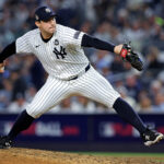 Tommy Kahnle, novo jogador do Detroit Tigers arremessando na World Series entre Yankees e Dodgers