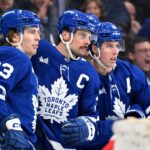 NHL Temporada - Jan 16, 2025; Toronto, Ontario, CAN; Toronto Maple Leafs forward Auston Matthews (34) celebrates with forwards Matthew Knies (23) and Mitch Marner (16) after scoring a goal against the New Jersey Devils in the third period at Scotiabank Arena. Mandatory Credit: Dan Hamilton-Imagn Images