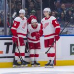 NHL Temporada - Feb 2, 2025; Vancouver, British Columbia, CAN; Detroit Red Wings defenseman Ben Chiarot (8) and forward Alex DeBrincat (93) and defenseman Moritz Seider (53) celebrate DeBrincatÕs goal against the Vancouver Canucks in the first period at Rogers Arena. Mandatory Credit: Bob Frid-Imagn Images