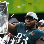 Milton Williams NFL 2025 Contratações Feb 9, 2025; New Orleans, LA, USA; Philadelphia Eagles defensive tackle Milton Williams (93) celebrates on the podium after defeating the Kansas City Chiefs in Super Bowl LIX at Ceasars Superdome. Mandatory Credit: Mark J. Rebilas-Imagn Images