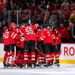 Feb 12, 2025; Montreal, Quebec, CAN; Jogadores do Canadá celebram a vitória contra a Suécia no overtime, durante o 4 Nations Face-Off no Bell Centre. Mandatory Credit: David Kirouac-Imagn Images