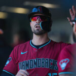 Rnadal Grichuk comemorando uma corrida anotada no jogo entre Arizona Diamondbacks e Colorado Rockies