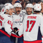 Alex Ovechkin comemora após marcar gol para os Capitals, em partida contra os Flyers