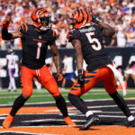 CINCINNATI, OHIO - OCTOBER 06: Ja'Marr Chase #1 and Tee Higgins #5 of the Cincinnati Bengals celebrate after Higgins scored a touchdown in the third quarter against the Baltimore Ravens at Paycor Stadium on October 06, 2024 in Cincinnati, Ohio. (Photo by Dylan Buell/Getty Images) Ja'Marr Chase e Tee Higgins