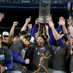 BRONX, NEW YORK - OCTOBER 30, 2024: From left to right: Dodgers manager Dave Roberts, Dodgers first base Freddie Freeman, Dodgers shortstop Mookie Betts, Dodgers third base Max Muncy and the rest of the players with the World Series trophy after the team's victory over the New York Yankees. Game 5 of the World Series against the Yankees at Yankees Stadium in New York City Wednesday, October 30 2024. (Robert Gauthier/Los Angeles Times via Getty Images) Power Ranking da MLB