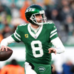 EAST RUTHERFORD, NEW JERSEY - JANUARY 05: Aaron Rodgers #8 of the New York Jets in action against the Miami Dolphins at MetLife Stadium on January 05, 2025 in East Rutherford, New Jersey. (Photo by Luke Hales/Getty Images) Free Agency da NFL