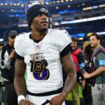 NFL MVP 2025 Lamar Jackson candidato - Nov 25, 2024; Inglewood, California, USA; Baltimore Ravens quarterback Lamar Jackson (8) reacts following the victory against the Los Angeles Chargers at SoFi Stadium.