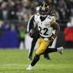 Najee Harris acerta com os Chargers