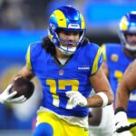 Prêmios da NFL 2025 - Dec 28, 2024; Inglewood, California, USA; Los Angeles Rams wide receiver Puka Nacua (17) carries the ball against the Arizona Cardinals in the second half at SoFi Stadium. Puka Nacua