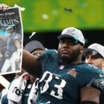 NFL Prévia 2025 Philadelphia Eagles Milton Williams Feb 9, 2025; New Orleans, LA, USA; Philadelphia Eagles defensive tackle Milton Williams (93) celebrates on the podium after defeating the Kansas City Chiefs in Super Bowl LIX at Ceasars Superdome. Mandatory Credit: Mark J. Rebilas-Imagn Images - Patriots Free Agency Milton Williams