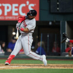 Wilyer Abreu rebatendo durante o jogo entre Boston Red Sox e Texas Rangers no Opening Day