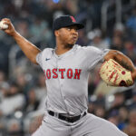 Brayan Bello arremessando no jogo entre Boston Red Sox e Toronto Blue Jays em setembro de 2024