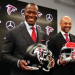 NFL Draft Perdedores - Feb 5, 2024; Atlanta, GA, USA; Atlanta Falcons head coach Raheem Morris and general manager Terry Fontenot pose for the media after Morris was introduced as the head coach of the Atlanta Falcons at Mercedes-Benz Stadium. Mandatory Credit: John David Mercer-USA TODAY Sports