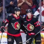 Senators voltam aos playoffs da NHL - Apr 5, 2025; Ottawa, Ontario, CAN; Ottawa Senators center Dylan Cozens (24) celebrates with right wing Drake Batherson (19) his goal scored in the first period against the Florida Panthers at the Canadian Tire Centre. Mandatory Credit: Marc DesRosiers-Imagn Images