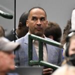 Nico Harrison Mavericks ofendido em restaurante Apr 9, 2025; Dallas, Texas, USA; Dallas Mavericks general manager Nico Harrison during the game between the Dallas Mavericks and the Los Angeles Lakers at American Airlines Center.