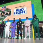 NFL Draft 2025 Notas - Apr 24, 2025; Green Bay, WI, USA; Attending NFL draft prospects are introduced before the first round of the 2025 NFL Draft at Lambeau Field. Mandatory Credit: Kirby Lee-Imagn Images