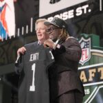 contratos de calouros NFL Commissioner Rodger Goodell, left, with Boise State Broncos running back Ashton Jeanty is selected by the Las Vegas Raiders as the number six pick in the first round of the 2025 NFL Draft at Lambeau Field. Mark Hoffman / Milwaukee Journal Sentinel contratos de calouros